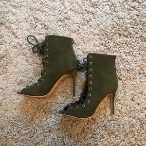 SIZE 7.5 OLIVE GREEN LACE UP OPEN TOE BOOTIES
